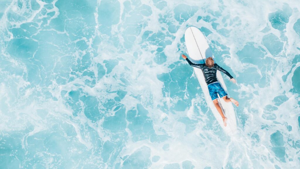 Ein Mann beim Surfen