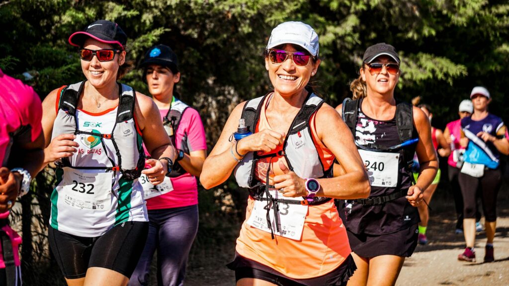 Eine Gruppe von Menschen, die an einem Marathon teilnehmen